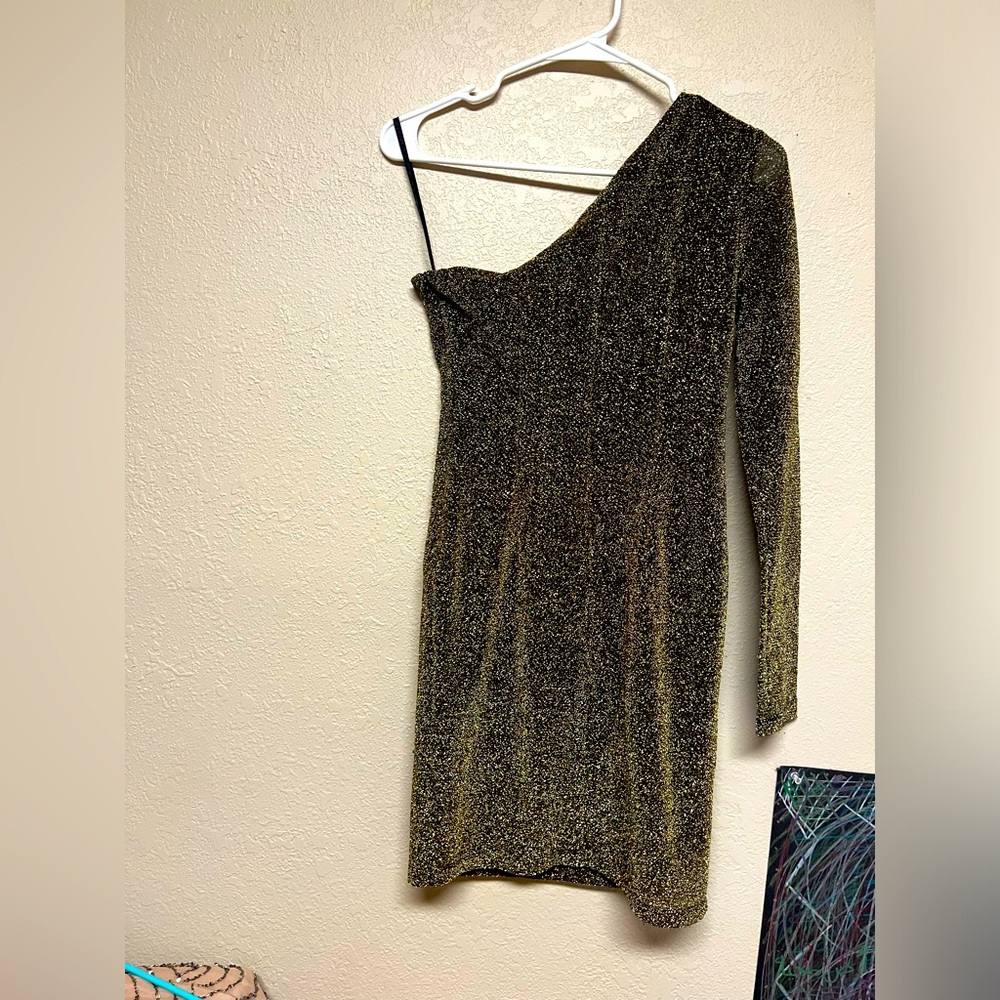 Gorgeous gorgeous gold sparkly dress!